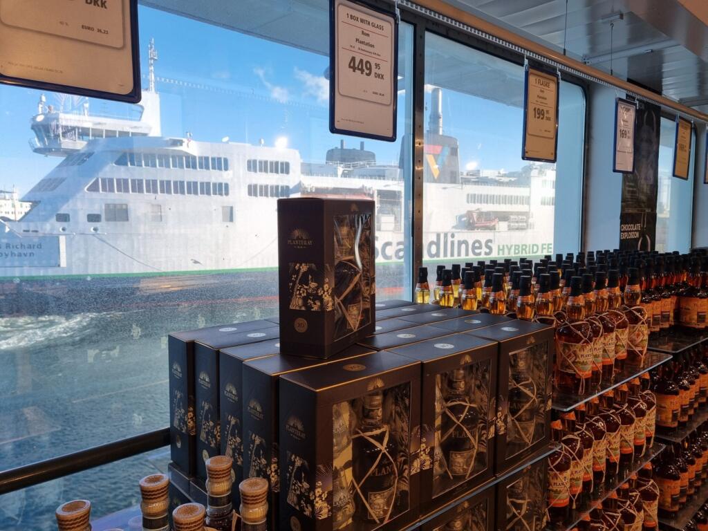 Whisky-Regal im BorderShop, draußen der Fähranleger