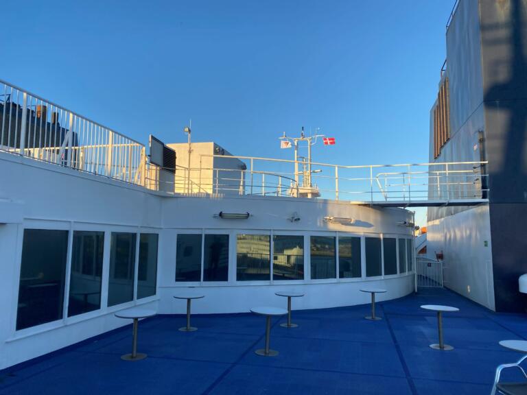 Tische auf dem Sonnendeck und die Fenster der Lounge