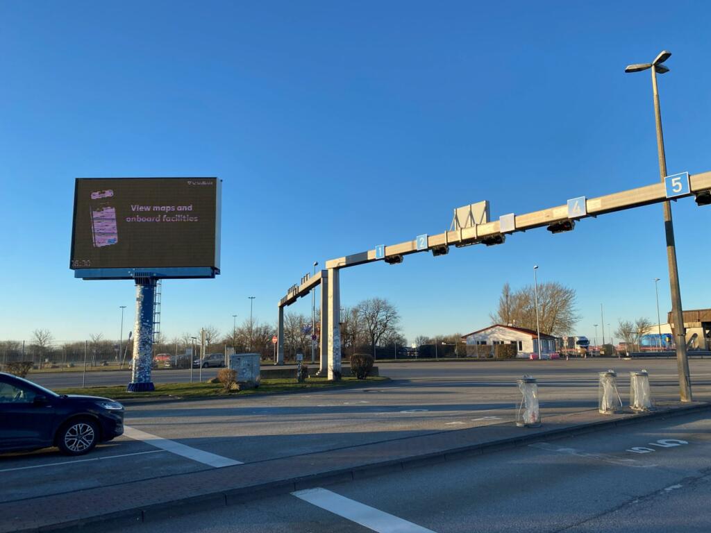 Abfahrtsanzeige und Spurenbrücke am Fährhafen Puttgarden