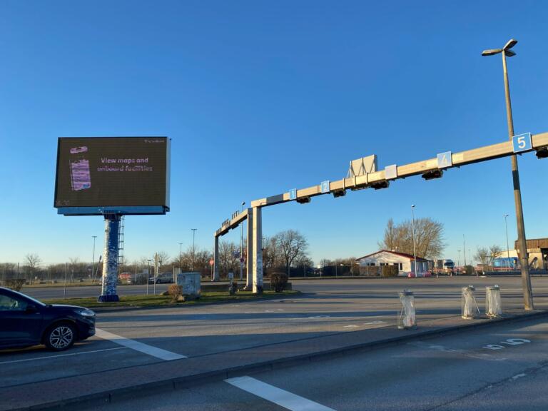 Abfahrtsanzeige und Spurenbrücke am Fährhafen Puttgarden