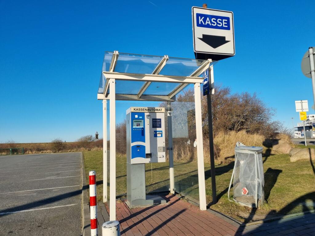 Ticketautomat und Kasse-Schild am Fährhafen Puttgarden