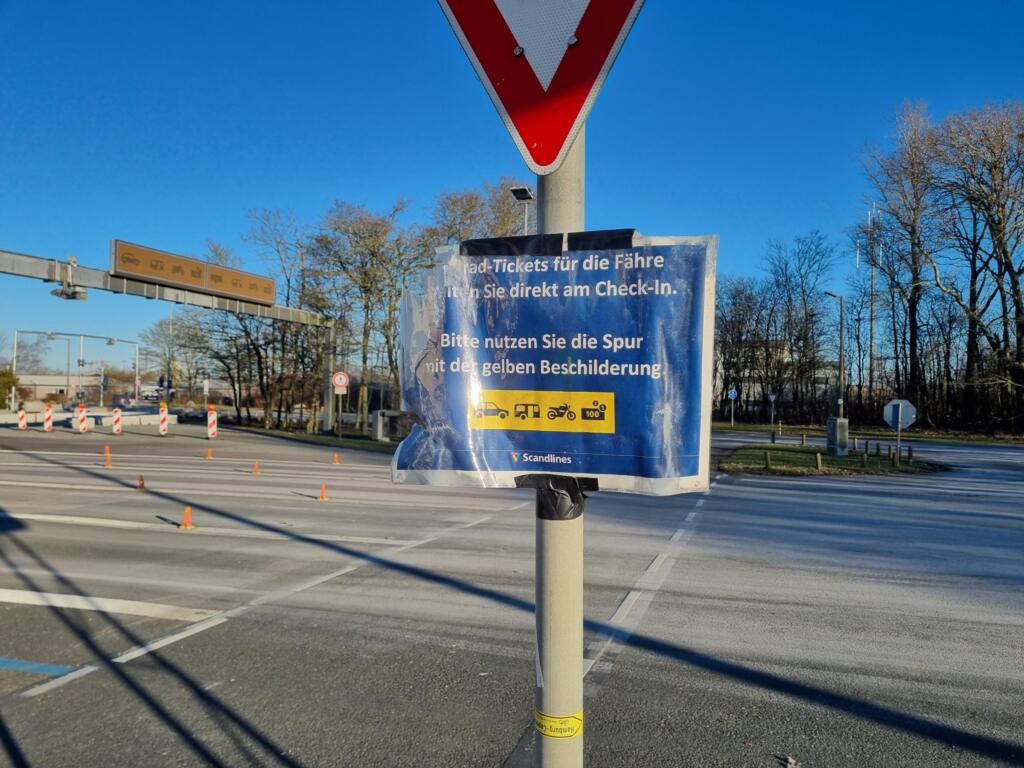 Schild in Puttgarden: Tickets für die Fähre gibt es direkt am Check-in