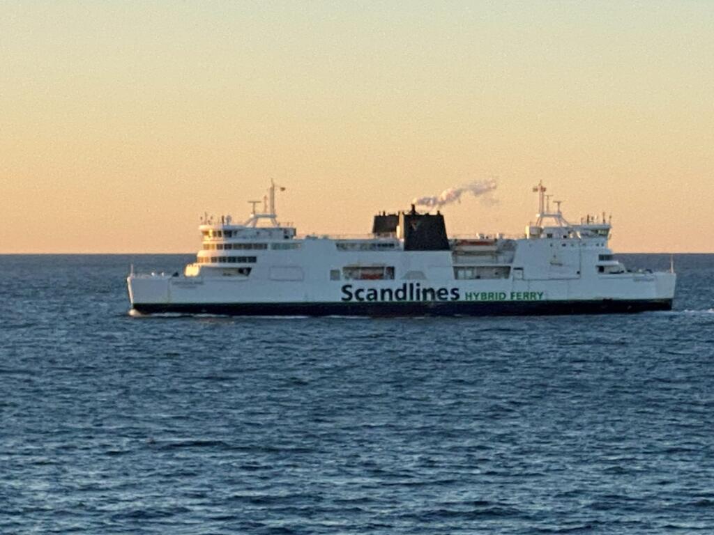 Das Schwesterschiff fährt im Abendlicht dicht an uns vorbei