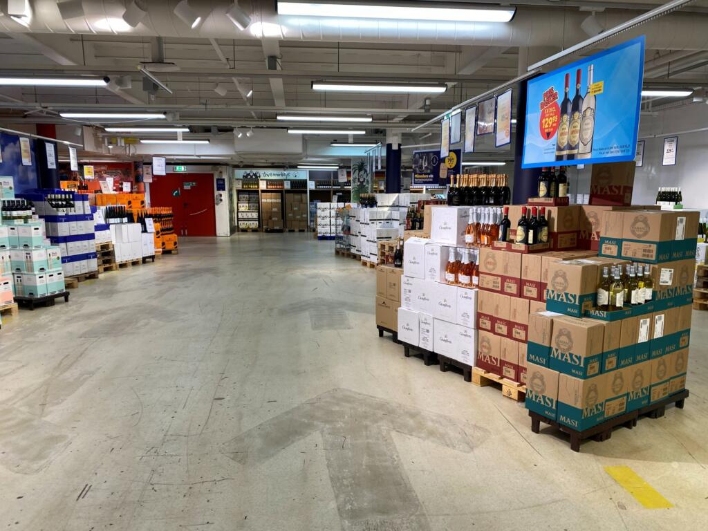 Inde i BorderShop: paller med vin og spiritus i hallen