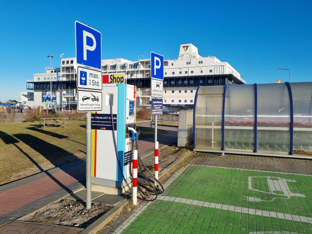En times parkering og ladestander til elbiler ved BorderShop i Puttgarden