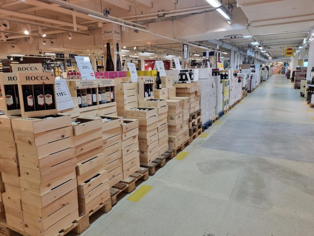 En gang med vinkasser i BorderShop