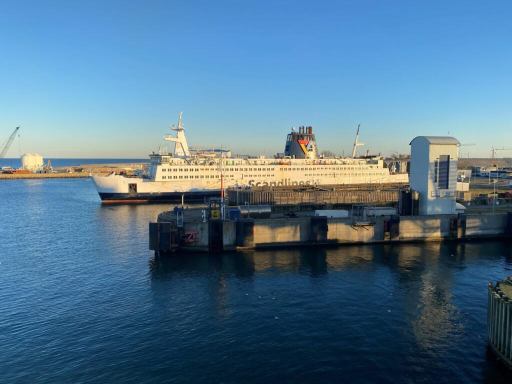 En Scandlines-færge ved kaj i Puttgarden set fra dækket