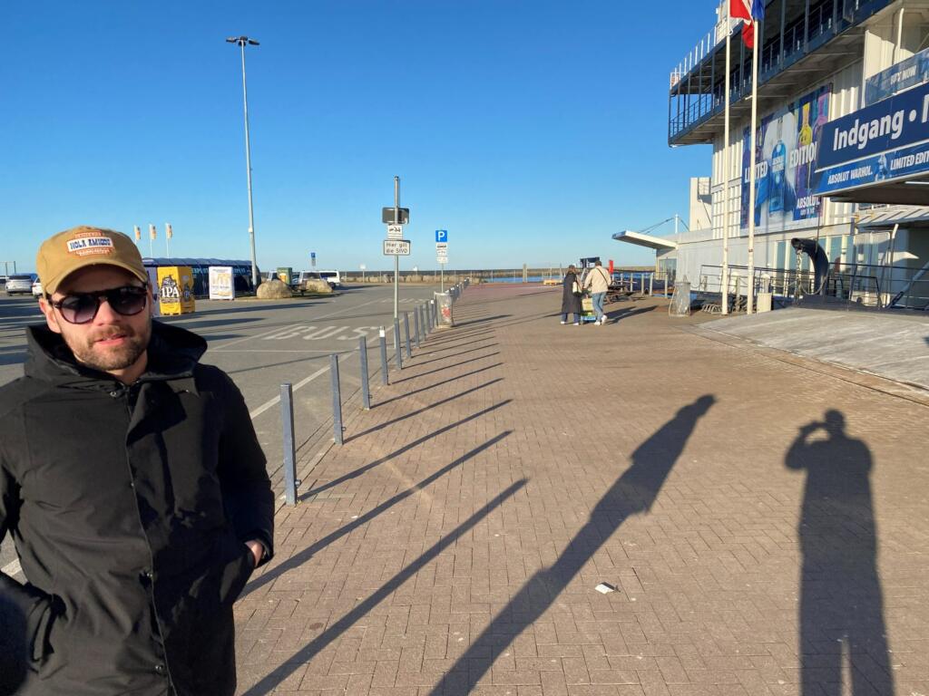 En af os ved indgangen til BorderShop i Puttgarden