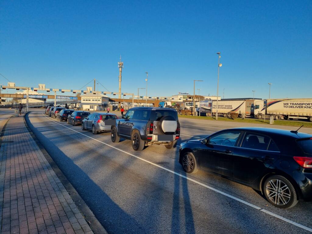Bilar köar i de numrerade väntfilerna i Puttgarden före ombordkörning