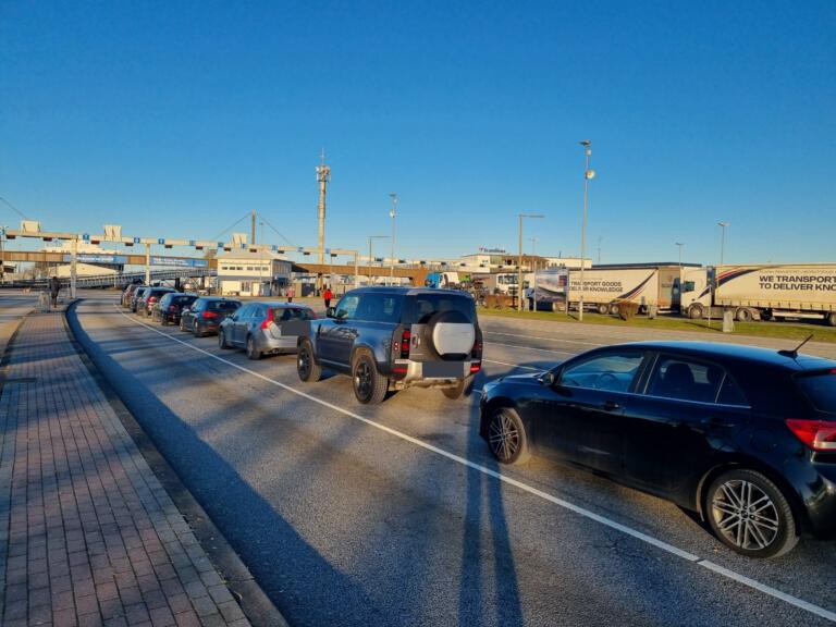 Bilar köar i de numrerade väntfilerna i Puttgarden före ombordkörning