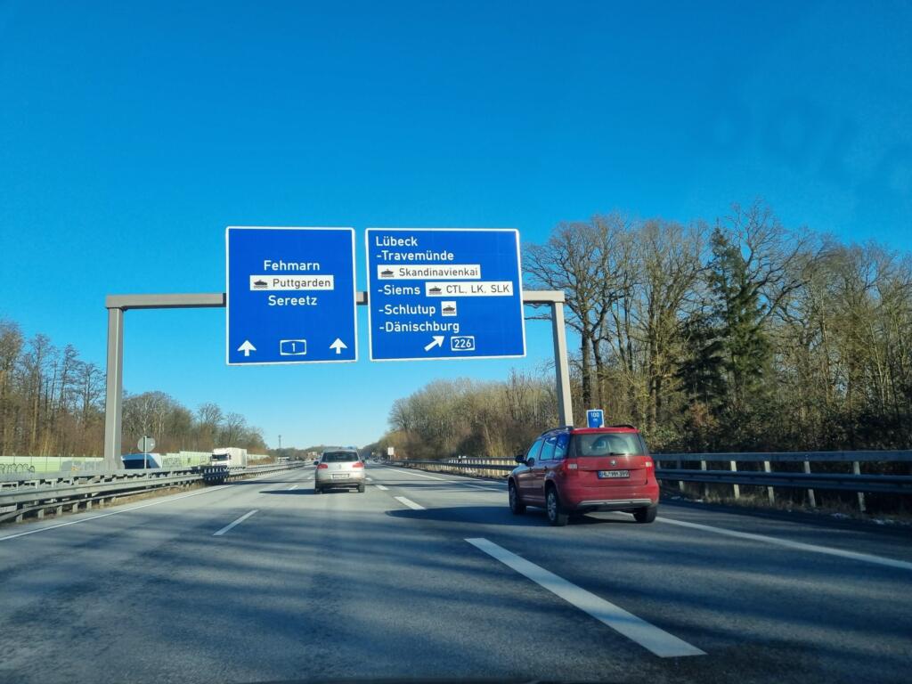 Motorway sign on the A1 for Fehmarn and Puttgarden