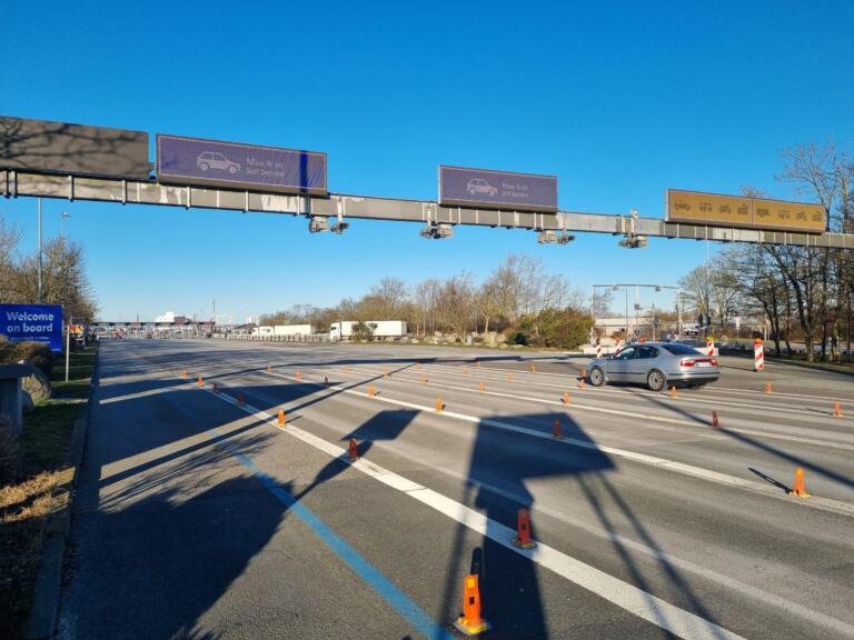 Check-in lanes in Puttgarden with overhead signs for cars up to 6 metres