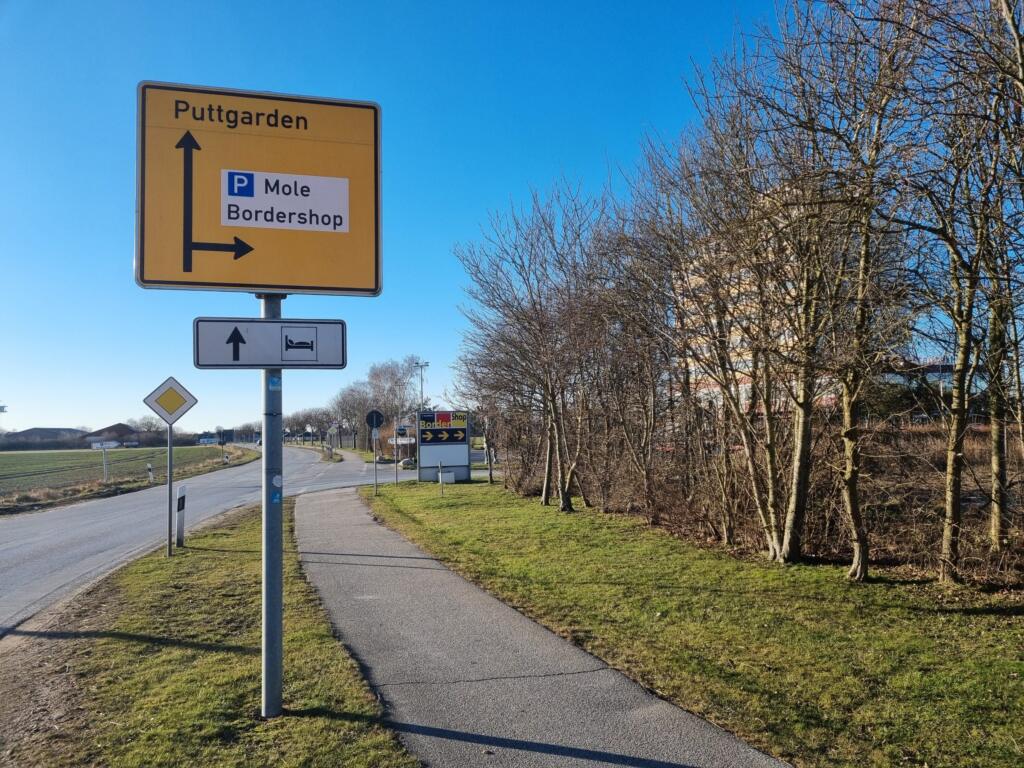 Signpost in Puttgarden for the port, the mole and the BorderShop